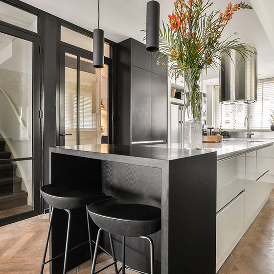 Moderne keuken met zicht op het kookeiland