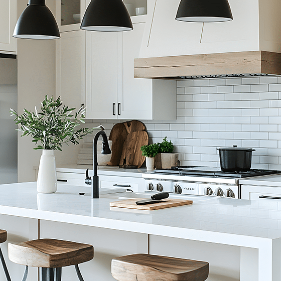Moderne witte keuken met kookeiland