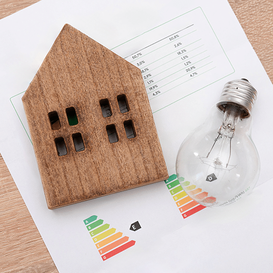 Houten huisje met peertje en energielabel documenten